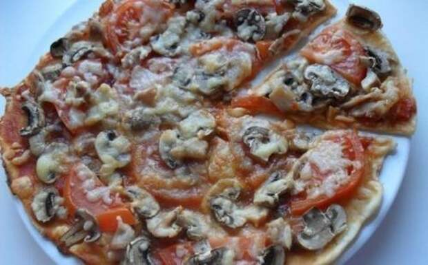 Диетическая пицца с курицей и грибами. Диетическая пицца с курицей и грибами.