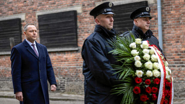 Захарова назвала заявление Навроцкого глумлением над памятью жертв холокоста