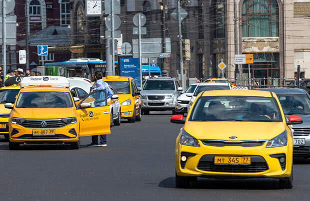 «Яндекс» запустил сервис по удержанию налога для самозанятых таксистов