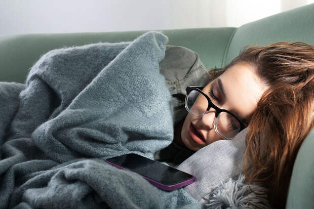 Врач Новиков: положение на левом боку является самым физиологичным для сна