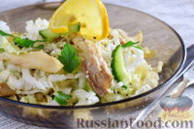 Фото к рецепту: Салат с вешенками, капустой и огурцами