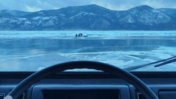 МВД: внедорожник провалился под лед Байкала, пассажиры спасены