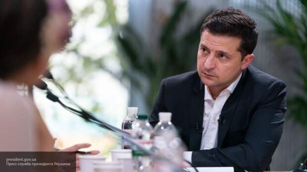 Зеленский заявил, что власти Украины виноваты в том, что люди едут на заработки в РФ Зеленский заявил, что власти Украины виноваты в том, что люди едут на заработки в РФ