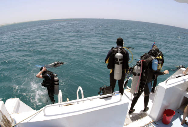 Водолазы наткнулись на тело унесенного волнами в море туриста на курорте Европы