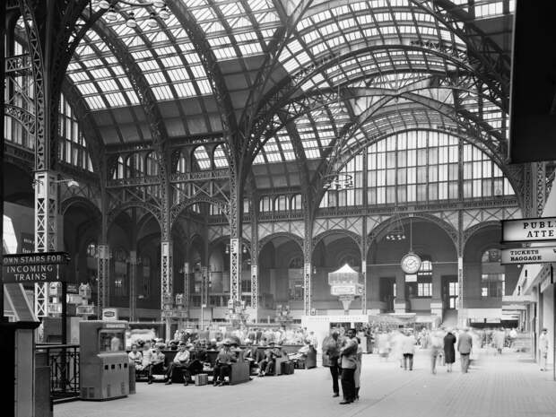 Пенсильванский вокзал, Нью-Йорк Выстроенный в 1905-10 годы Пенсильванский вокзал стал крупнейшим архитектурным комплексом в стиле бозар на территории США. Ворота, ведущие в здание, напоминали Бранденбургские в Берлине, а зал ожидания был оформлен в стиле терм Каракаллы. Вокзал быстро стал визитной карточкой города и одой из главных достопримечательностей Манхэттена. В 1963 году без предварительного общественного обсуждения вокзал снесли, а на его месте построили офисный центр. Спустя годы на фундаментах старого вокзала был возведен новый, однако новое сооружение не имеет внятного архитектурного стиля. 