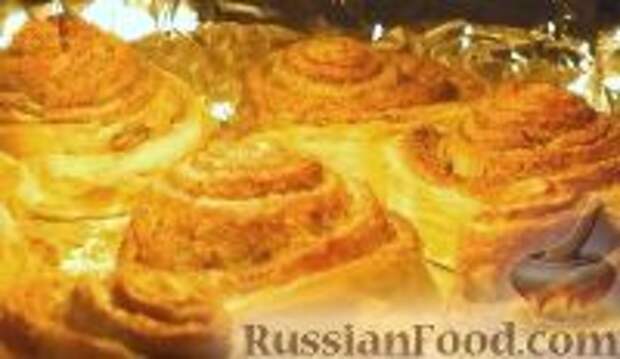 Фото к рецепту: Булочки-улитки из слоеного теста, с сахаром и корицей