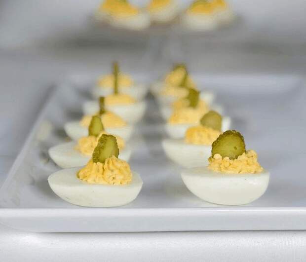 Яйца, фаршированные картофелем и огурцами. \ Фото: in.pinterest.com.