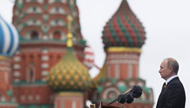 Президент РФ В.Путин и премьер-министр РФ Д.Медведев на военном параде в честь 72-й годовщины Победы в ВОВ
