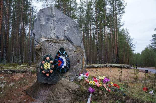 Muistomerkki Stalinin uhreille Sandermohissa