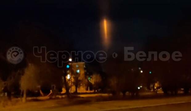 Жители Урала наблюдали загадочный столб света в ночном небе
