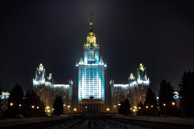 Ночная Москва: невероятных размеров здание МГУ. Фотограф: Юрий Макаров
