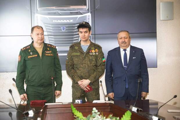 В Челнах участнику СВО, работающему на «КАМАЗе», вручили орден Мужества