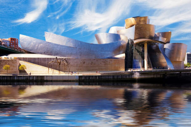 Музей Соломона Гугенхайма в Бильбао принес Фрэнку Гери мировую славу (Испания). | Фото: planetofhotels.com.