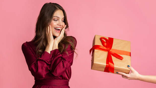 Точно не опозоритесь: что подарить женщине на 8 Марта до 500 рублей