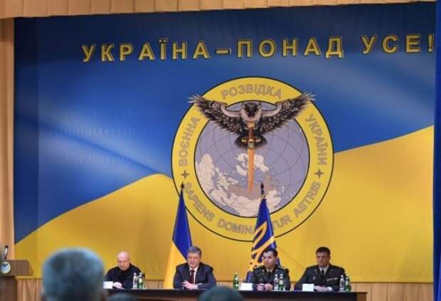 В Сети высмеивают новую эмблему украинской разведки с совой, разящей мечом Россию В Сети высмеивают новую эмблему украинской разведки с совой, разящей мечом Россию