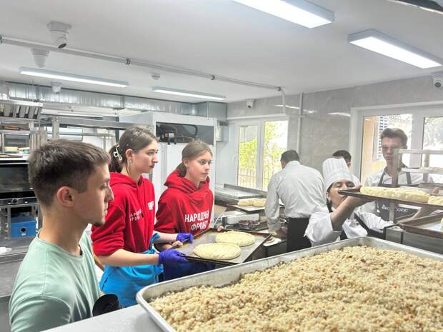 Ко Дню России крымчане испекли 200 домашних пирогов для бойцов в зоне СВО