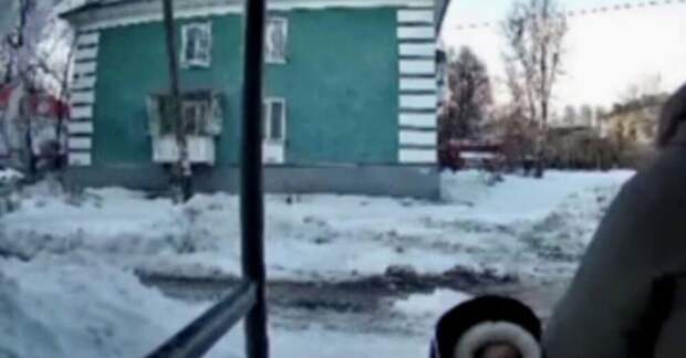 Снег с крыши упал на 9‑месячную девочку в коляске