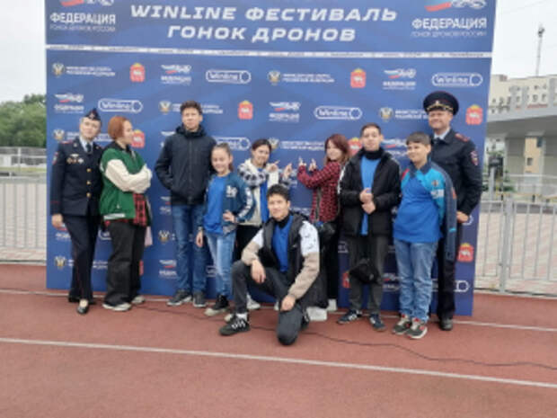 Транспортные полицейские Южного Урала организовали для местных школьников посещение Кубка России по гонкам дронов