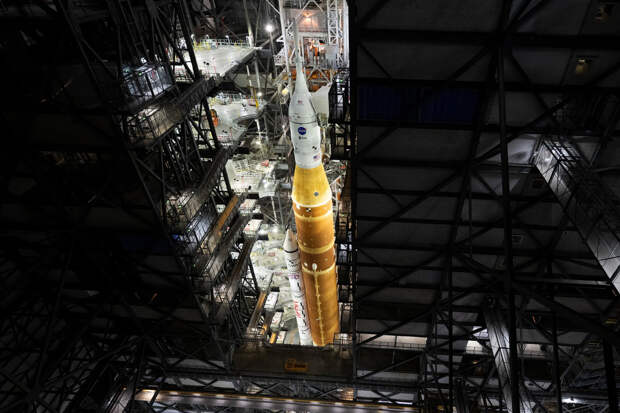 Сверхтяжелую ракету США установили на стартовый стол для пуска с экипажем к Луне