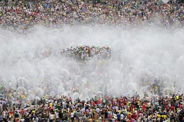 Ежегодная традиция поливания водой в честь празднования Нового года среди дайцев в Сишуанбаньна-Дайском автономном округе провинции Юньнань. китай, люди, население