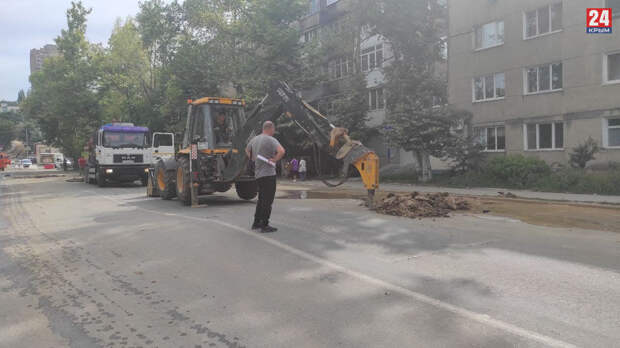 Рабочие повредили асфальт на улице Беспалова в Симферополе