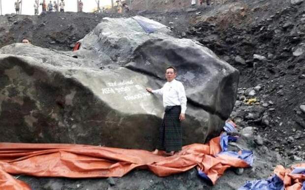 Шахтеры в государстве Мьянма (Юго-Восточная Азия) обнаружили второй самый крупный  в мире самородок нефрита, который оценивается в $140 млн.  камень, магический, нефрит, полудрагоценный, талисман