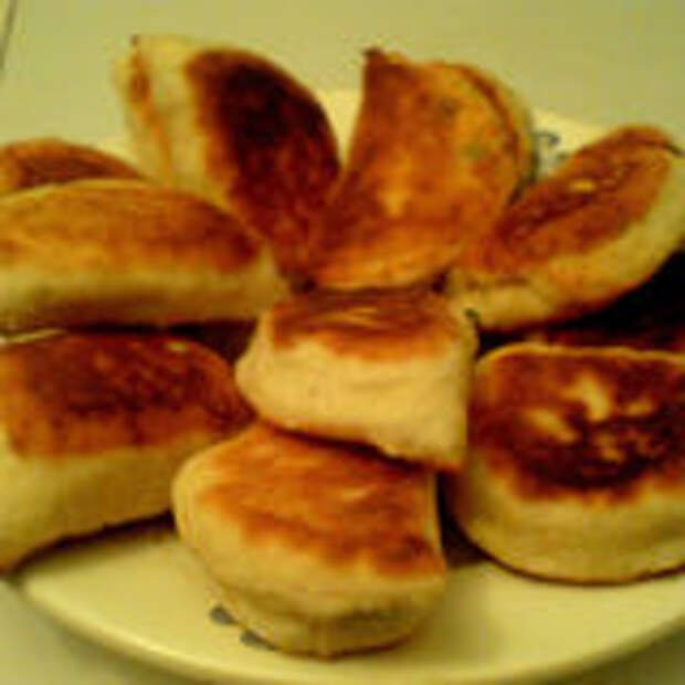 Жареные пирожки с зелёным луком и яйцом
