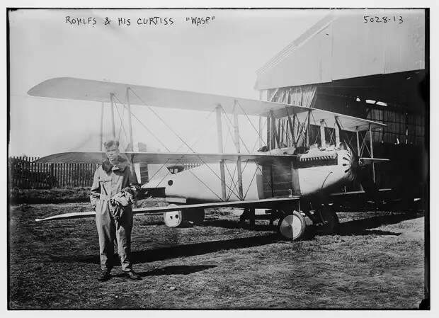 File:Roland Rohlfs on September 18, 1919 beside the Curtiss 18T-2 Wasp, US  Navy BuNo A-3325 in which he set an altitude record.jpg - Wikimedia Commons