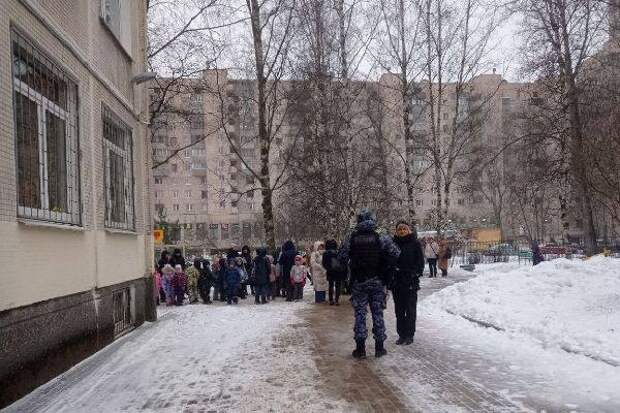 Сотню детей из детсада в Петербурге выгнала на улицу искрящаяся розетка