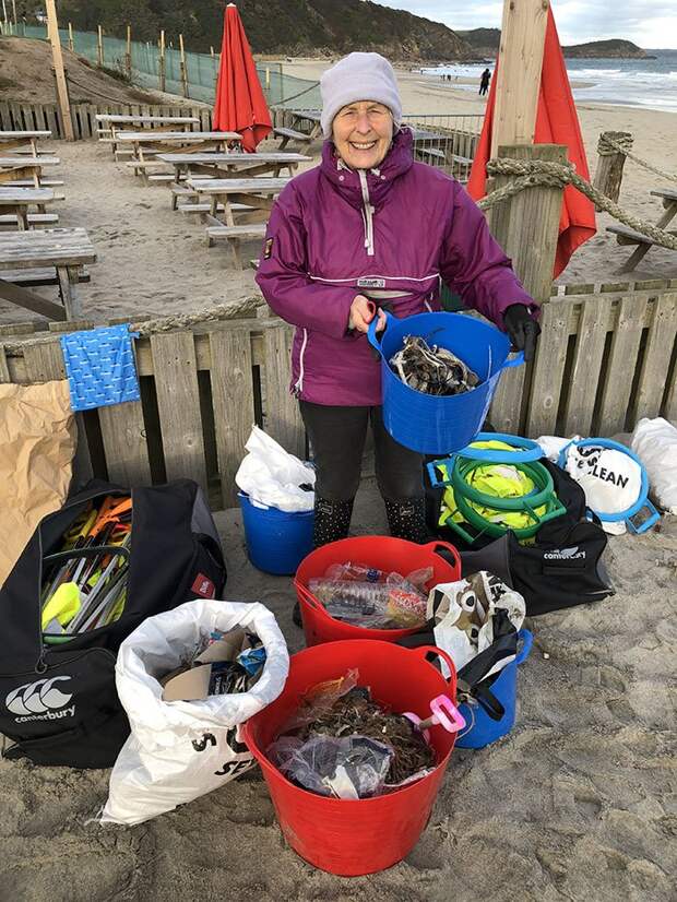 70-летняя женщина очистила от мусора 52 пляжа