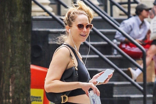 В отличном настроении: беременная Дженнифер Лоуренс на прогулке в Нью-Йорке