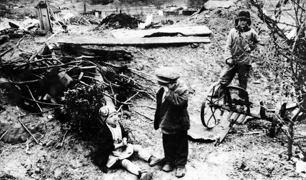Советские дети среди разрушенного населенного пункта. 1942 г. Советские дети среди разрушенного населенного пункта. 1942 г.