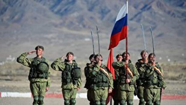 Военнослужащие российской армии во время тактических учений Рубеж-2016 на базе войсковой части в городе Балыкчы в Киргизии. Архивное фото