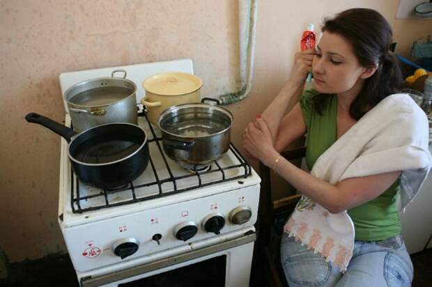 Заполните все свободные кастрюли водой и поставьте на газовую плиту. / Фото: vplate.ru