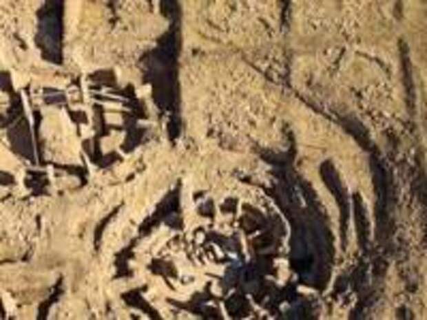 Загадки комплекса Гебекли-Тепе. Странные следы на колоннах сверху похожи на вдавливание в мягкую породу