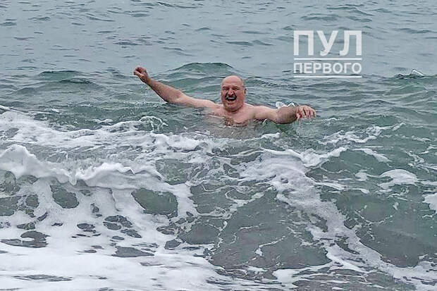 Появился снимок купания Лукашенко в Чёрном море