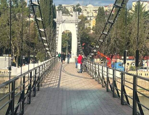 В центре Сочи открыли подвесной пешеходный мост: переправе 65 лет