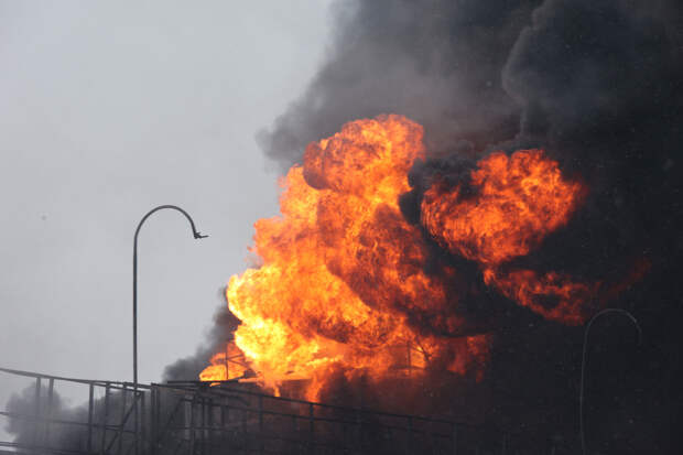 Столб дыма виден за километры: нефтяная база горит под Днепропетровском