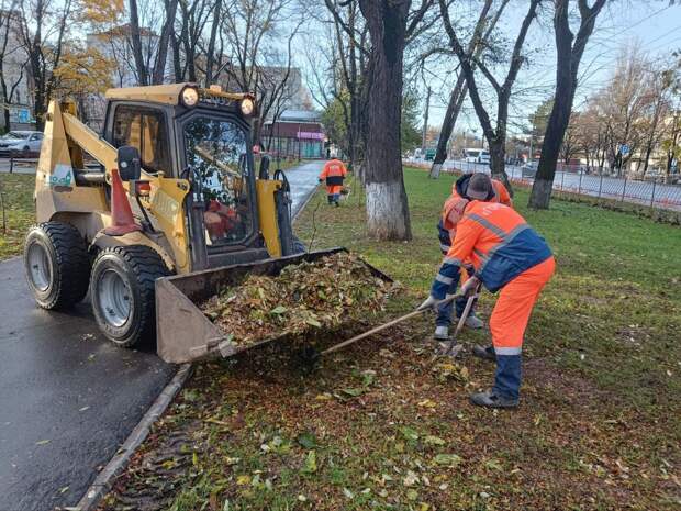 Более 500 дворников убирают опавшую листву в Симферополе