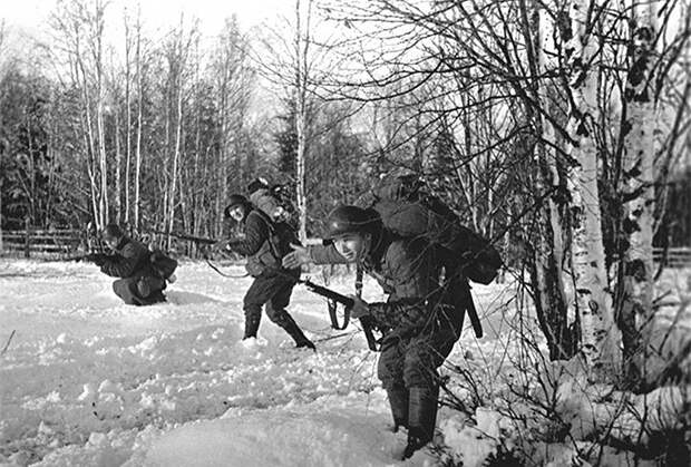 Бойцы стрелковой части Красной армии ведут наступление из леса