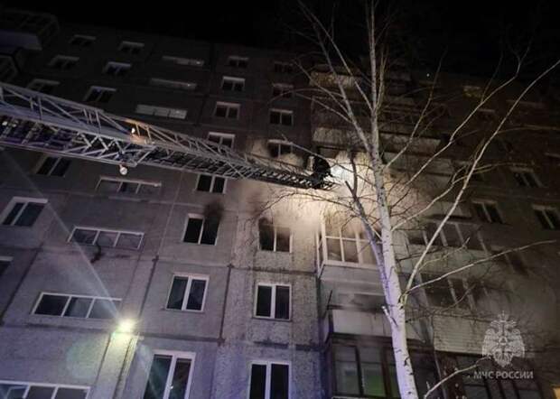 Сотрудники МЧС спасли 11 детей из пылающего многоэтажного дома в Омске