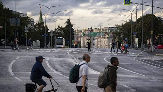 Пешеходы переходят улицу Волхонка в Москве