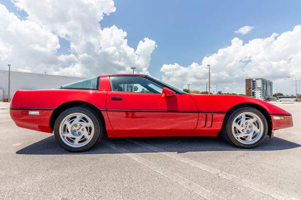 Chevrolet Corvette ZR-1 1990 года в идеальном состоянии