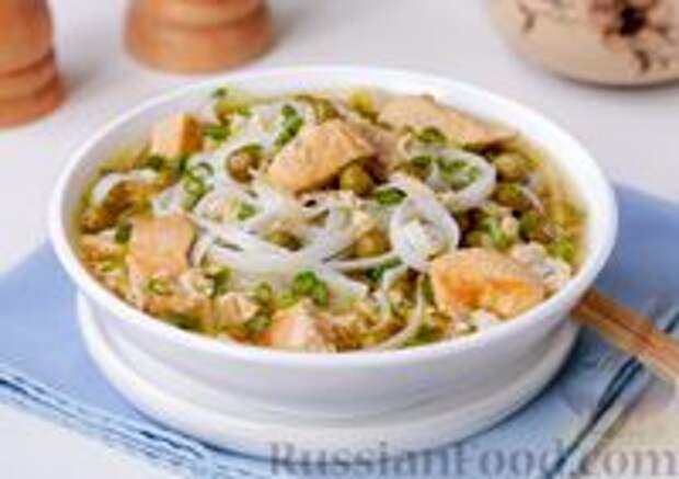 Фото к рецепту: Куриный суп с рисовой лапшой, консервированным горошком и соевым соусом