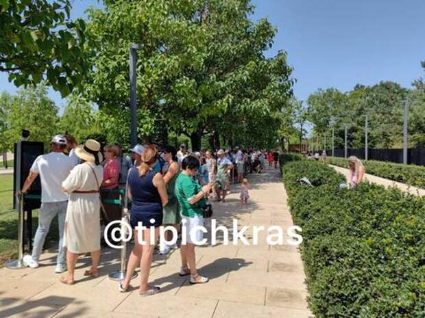 Какое-то безумие: в парке Галицкого в Краснодаре на жаре посетители стоят в огромной очереди, чтобы попасть в Японский сад