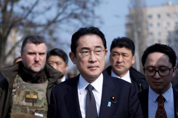 Унижение Японии: премьера Кисиду пинком погнали в Киев