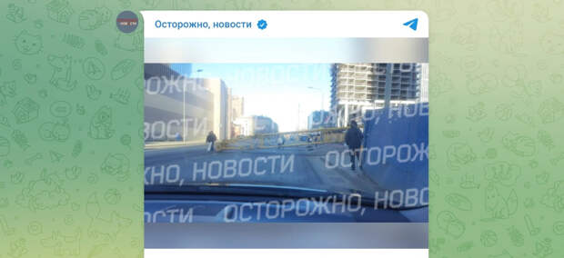 Стрела крана рухнула на дорогу и перекрыла движение возле «Москва-Сити»