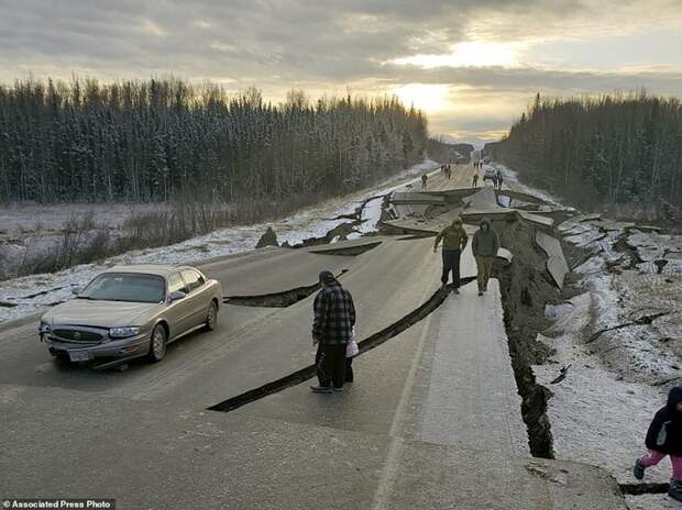Дорога в районе Уасилла ynews, аляска, землетрясение, последствия, последствия землетрясение, разрушения, стихийное бедствие, стихия