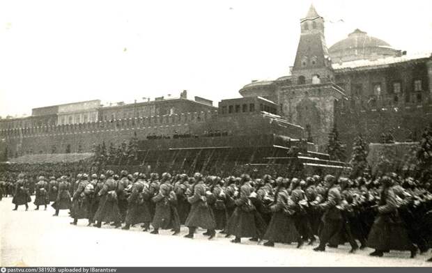 Военный парад на Красной площади 7 ноября 1941 года