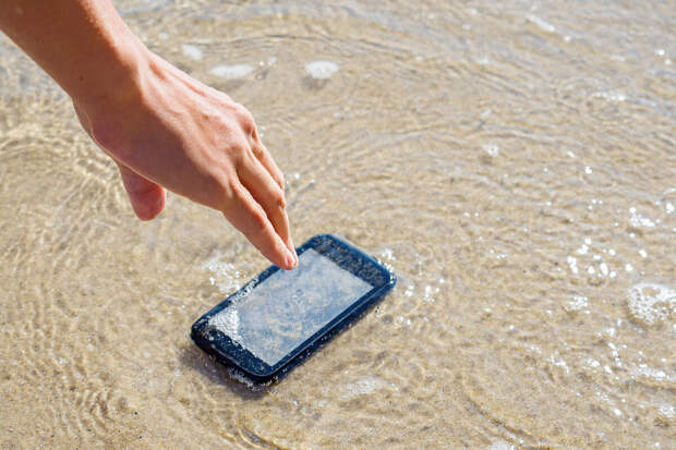 ИТ-эксперт Голицына: быстрое выключение смартфона при утоплении может его спасти